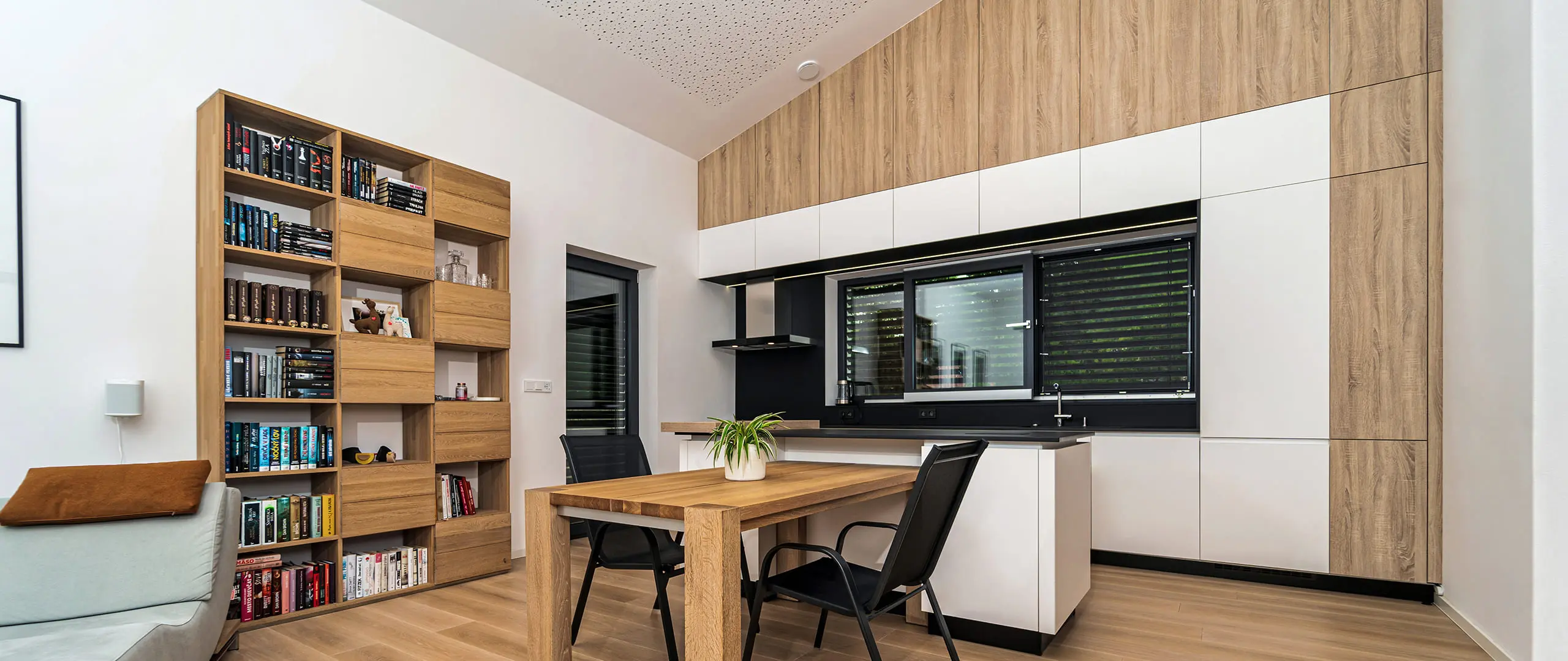 Kuchyně bílá Matt | Dub Bardolino Přírodní | Dekton Domoos
