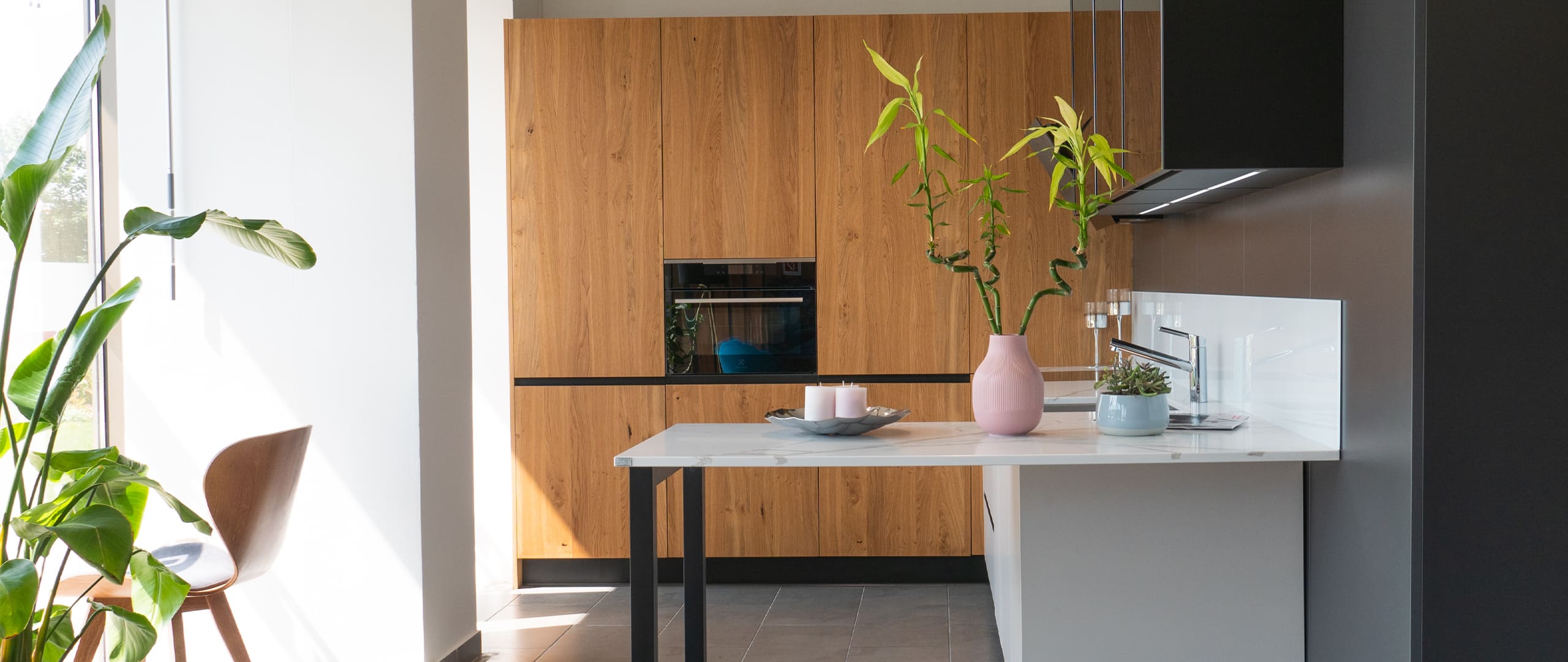 Kuchyně Bílý lesk | Dubová dýha | Silestone Calacatta Gold