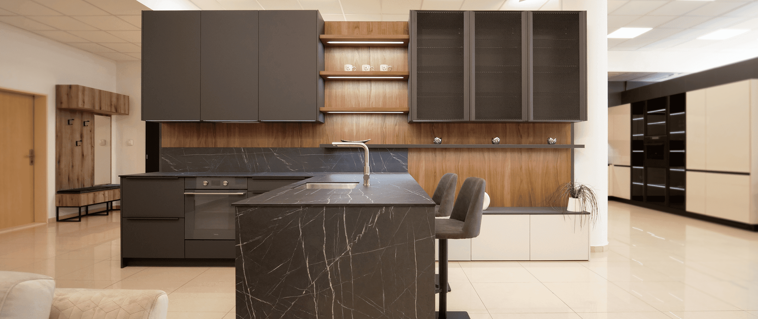 Kuchyně antracit mat | Dubová dýha Tabak | Světle šedá mat | Pietra Grigia Černá