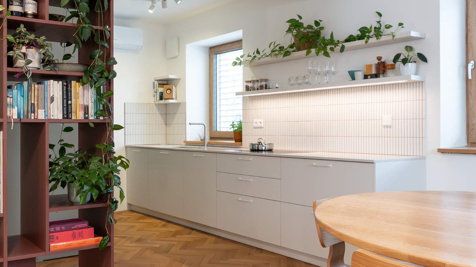 Kuchyň Porcelánovo Bílá | Šalviovo Zelená | Technistone Eco Nev